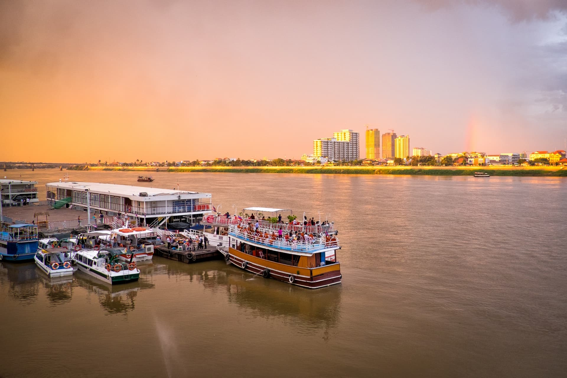 Passeio de barco em Phnom Penh